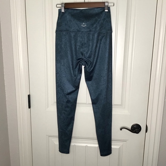 Beyond Yoga Lux High Waist Leggings in Distressed Navy. - Picture 6 of 12